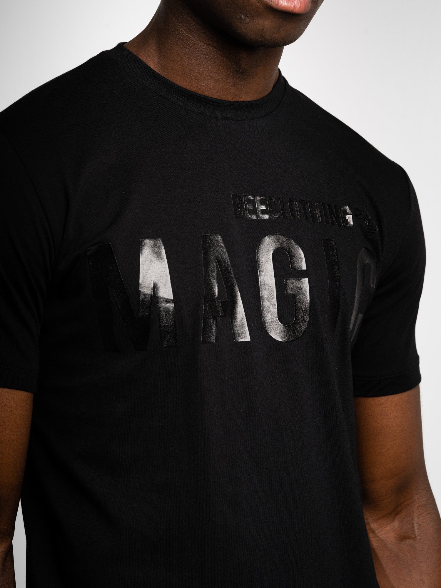 Ανδρικό T-Shirt MagicBee Curved Hem Glossy Logo Tee “MAGIC BEE” (7627465785602)