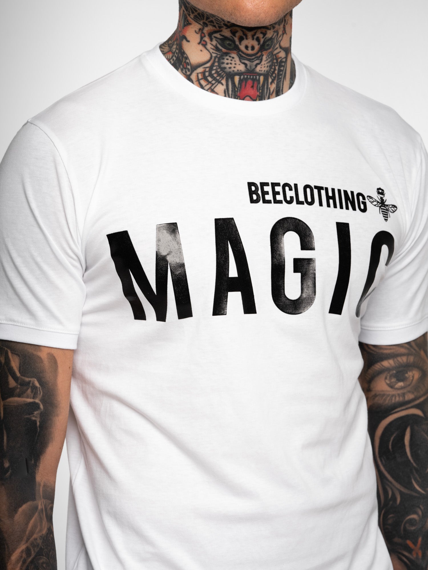 Ανδρικό T-Shirt MagicBee Curved Hem Glossy Logo Tee “MAGIC BEE” (7627464507650)